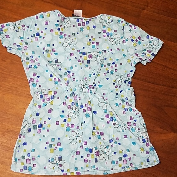 Cherokee Scrub top in Blue With Print Design In Gentlt Used Condition - Picture 2 of 8